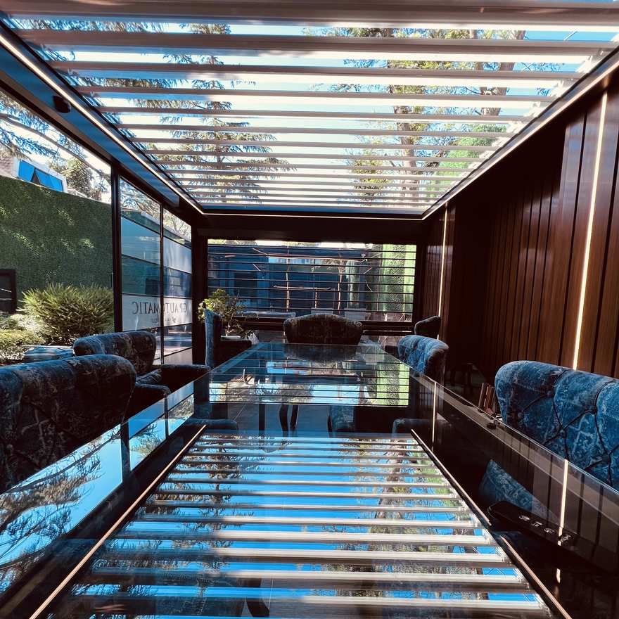 Showroom: cam masada pergola lamellerinin yansıması