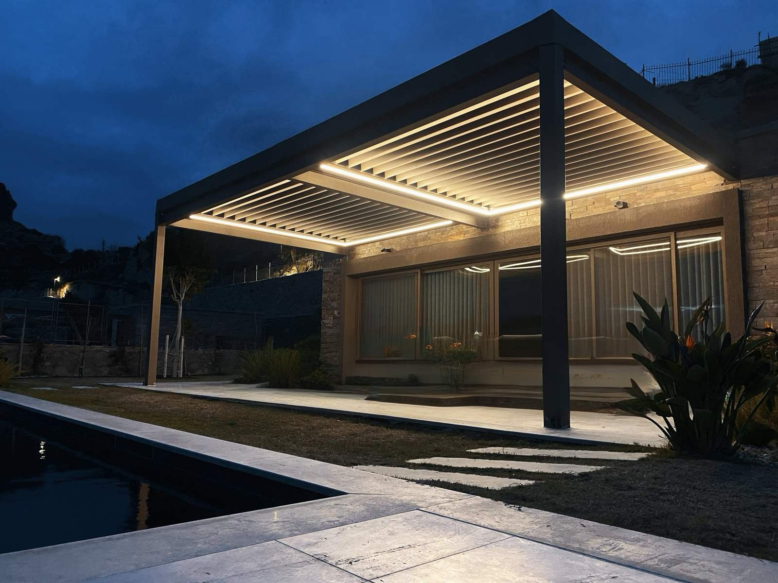 Gece LED aydınlatmalı pergola